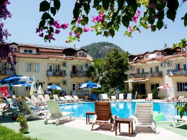 Piscine extérieure, parasols, chaises longues