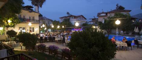 Se sirven desayunos, almuerzos y cenas; cocina internacional