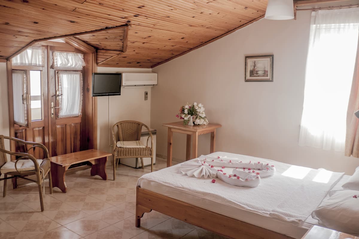 Een minibar, een kluis op de kamer, een bureau, geluiddichte muren
