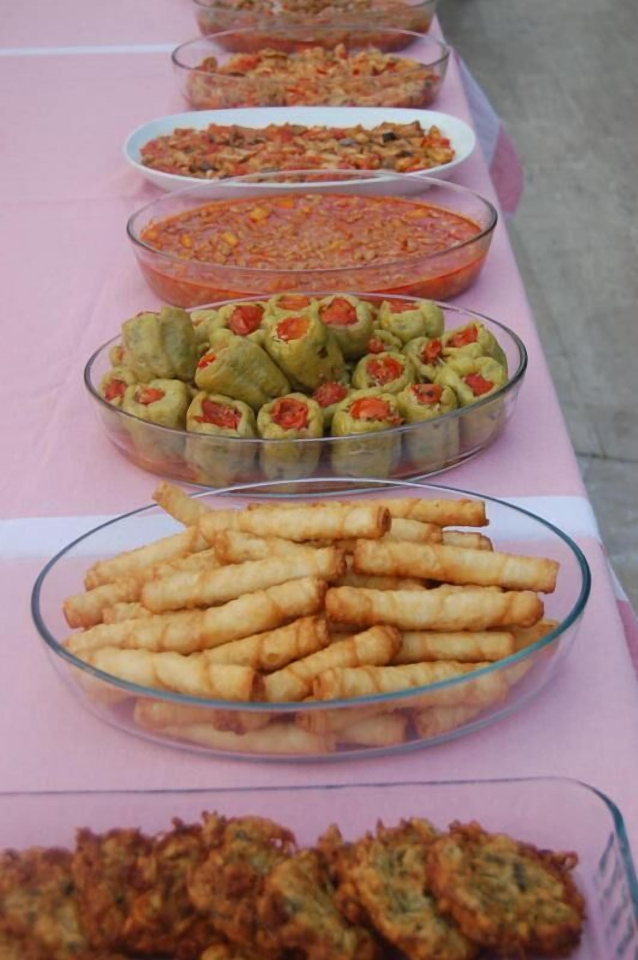 breakfast, lunch, dinner served; international cuisine