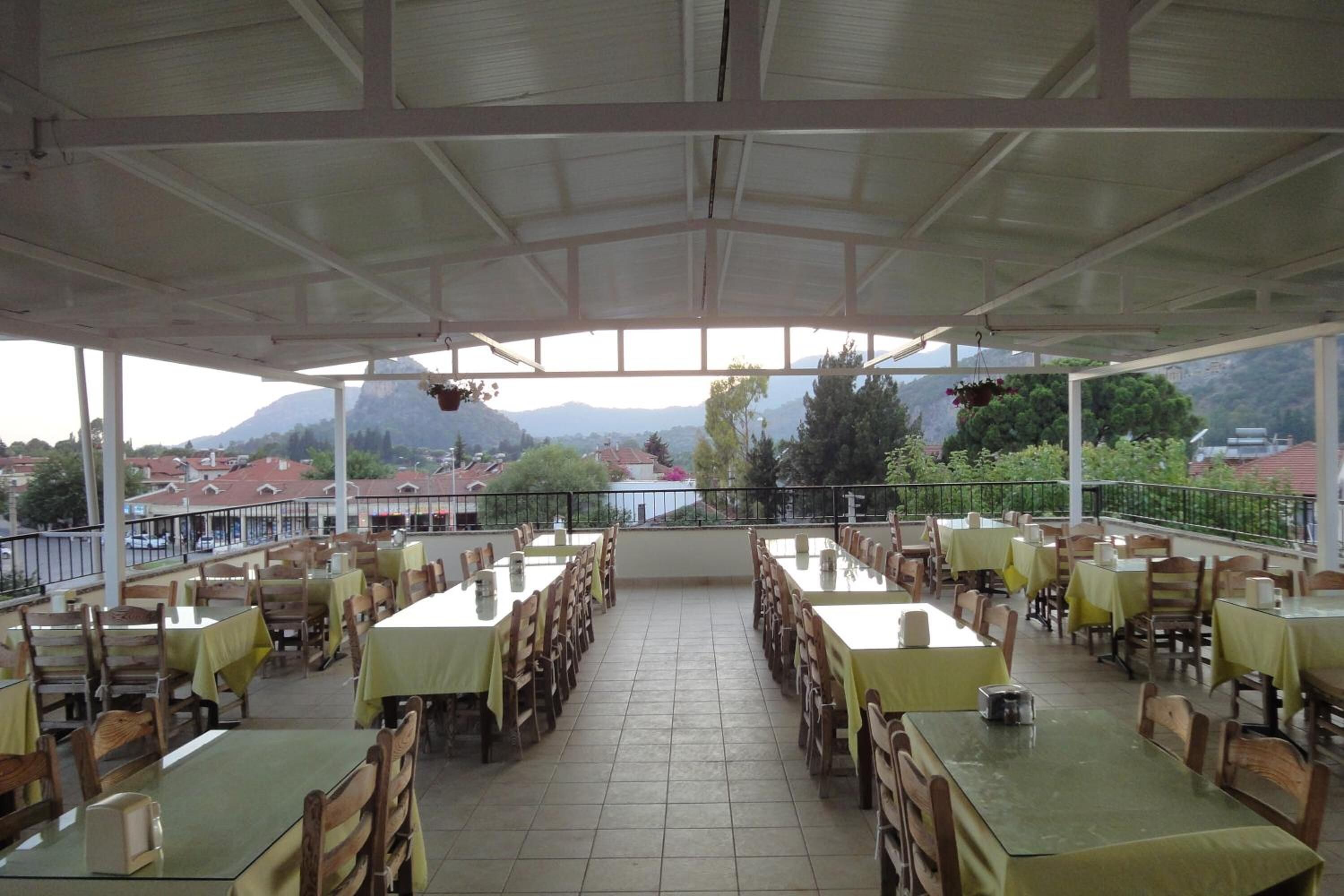 breakfast, lunch, dinner served; international cuisine