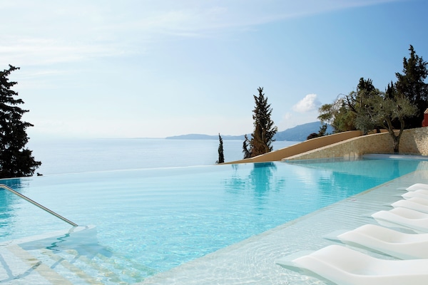Piscine extérieure, parasols de plage, chaises longues