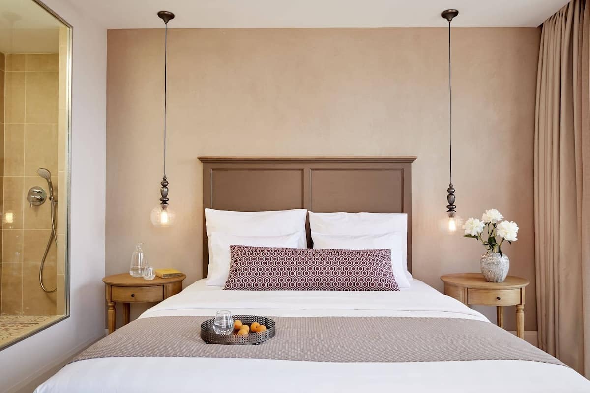 Suite junior (Grand Terrace, Whirlpool) | 1 dormitorio, ropa de cama de alta calidad, minibar y caja fuerte
