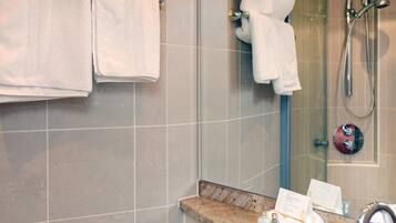 Comfort-Doppelzimmer | Badezimmer | Dusche, kostenlose Toilettenartikel, Haartrockner, Handtücher