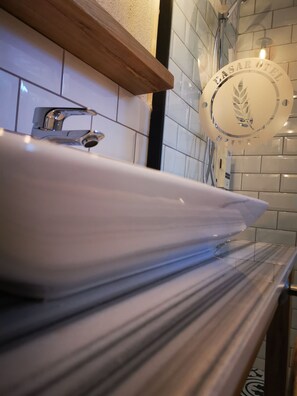 Standard Double or Twin Room | Bathroom | Shower, free toiletries, hair dryer, towels - Dalyan Basar Hotel (Ortaca)