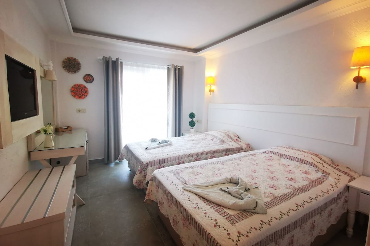 Minibar, cunas gratuitas, wifi gratis y ropa de cama