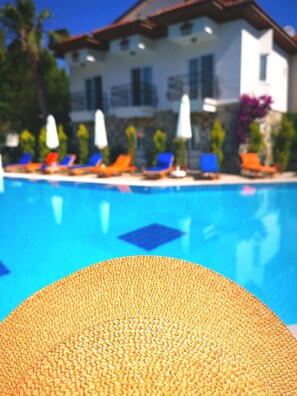 Outdoor pool, pool umbrellas, sun loungers - Dalyan Basar Hotel (Ortaca)