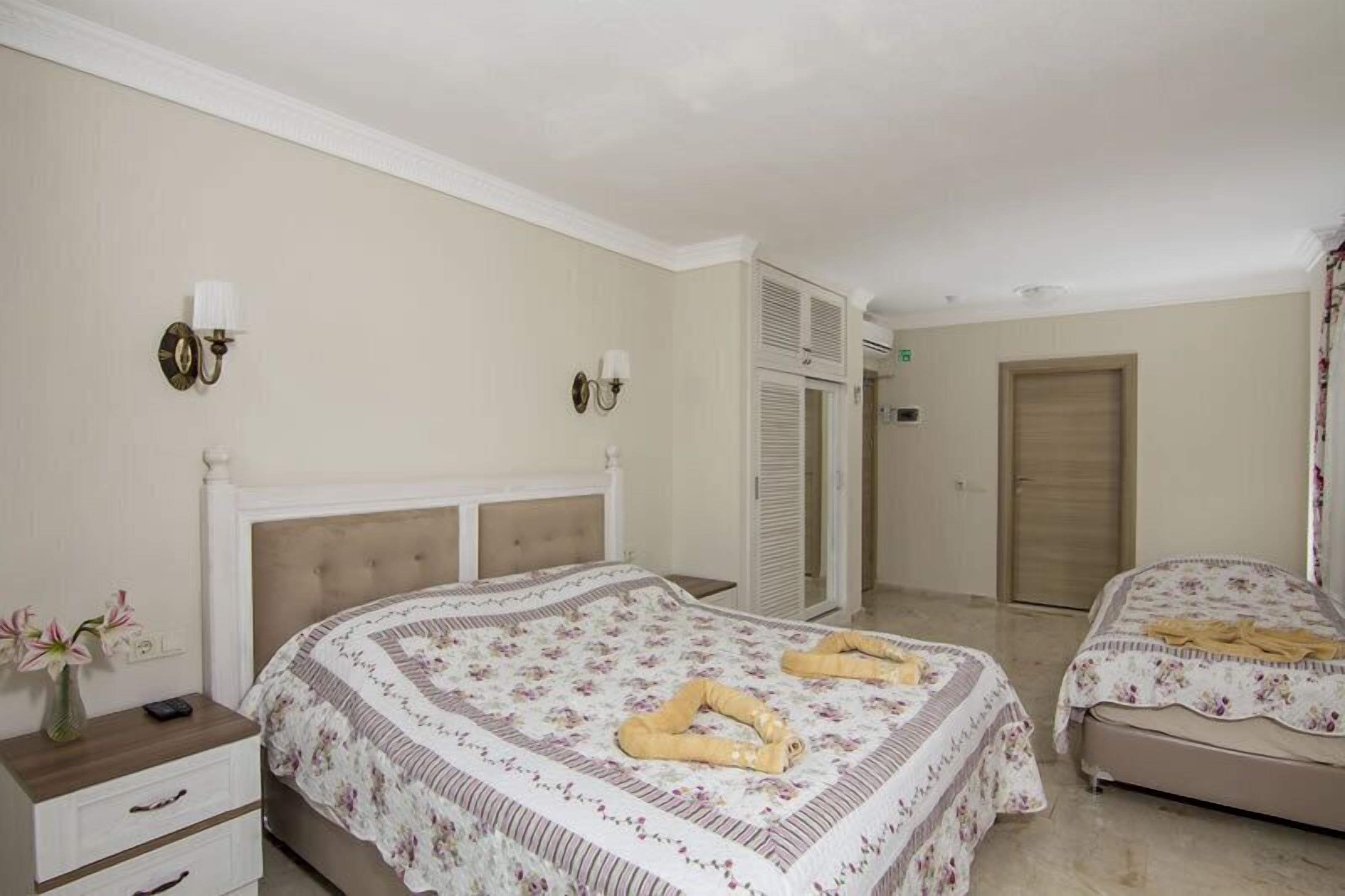 deluxe double room | 1 bedroom, minibar, free cots/infant beds, free wifi