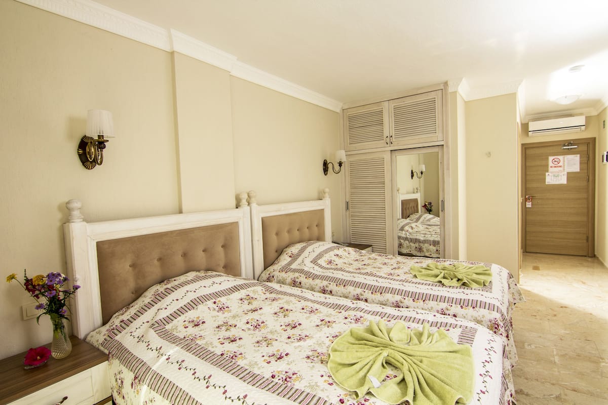 Minibar, cunas gratuitas, wifi gratis y ropa de cama