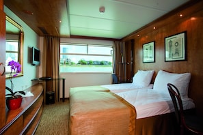 Classic Twin Room | Desk, bed sheets