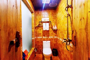 Shower, rainfall showerhead, free toiletries, hair dryer