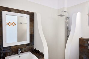 Studio | Bathroom | Shower, free toiletries, hair dryer, slippers - Glaros Hotel (Karpathos)