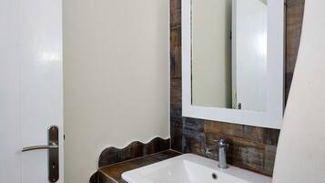 Studio | Bathroom | Shower, free toiletries, hair dryer, slippers