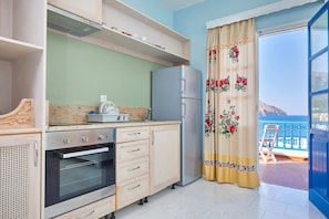 Studio (Triple) | Private kitchen | Fridge, stovetop, electric kettle, cookware/dishes/utensils