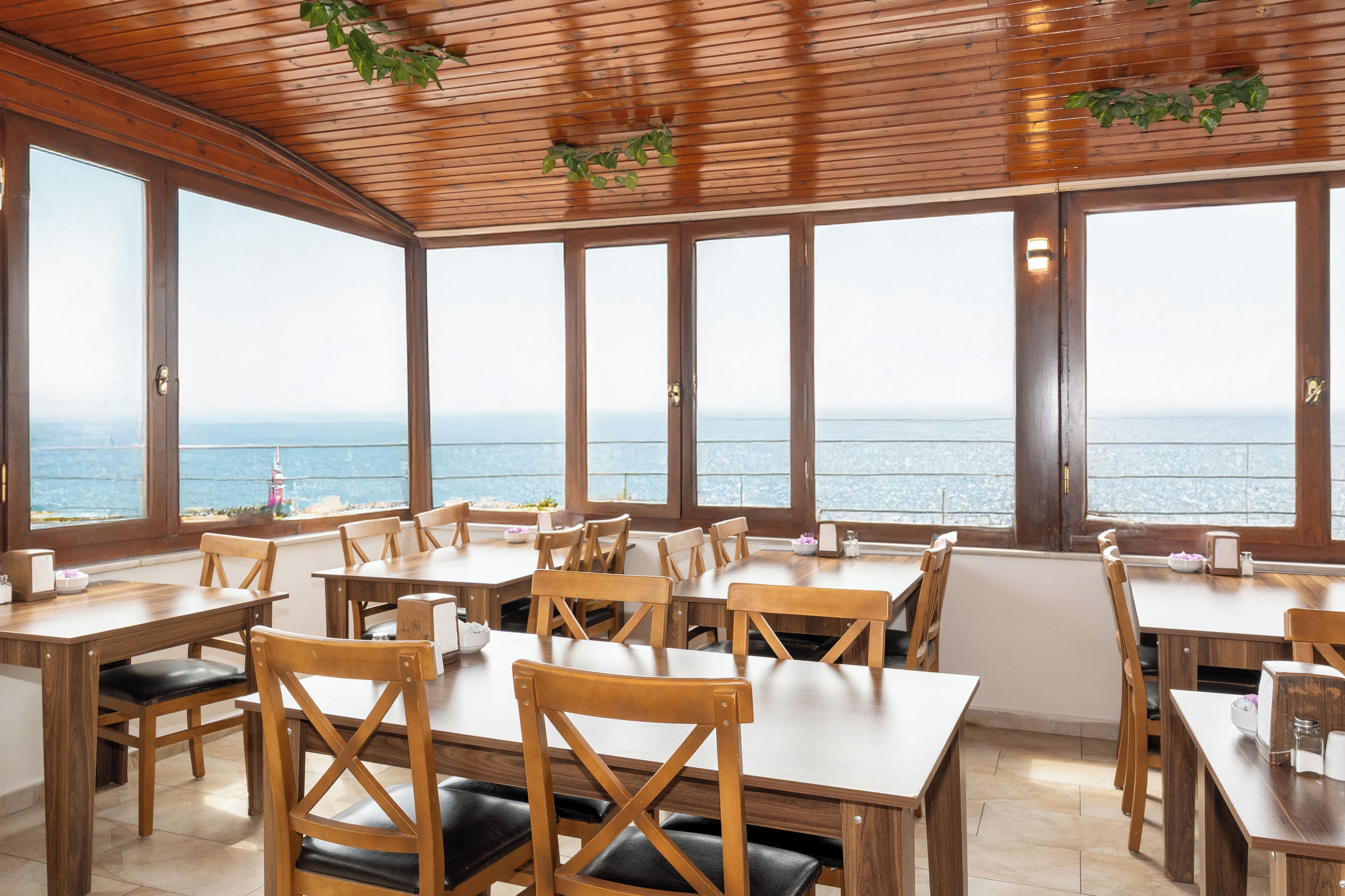 2 restaurants, spécialités Cuisine internationale