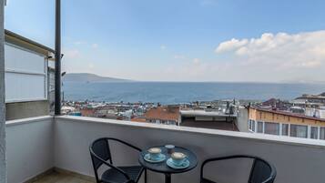 Superior-Dreibettzimmer, Balkon, Meerblick | Wohnbereich | 17-Zoll-LED-Fernseher mit Satellitenempfang, Fernseher, Bücher