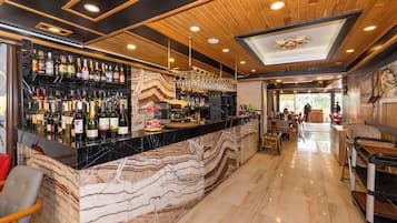 2 restaurants; ze serveren er ontbijt, lunch en diner