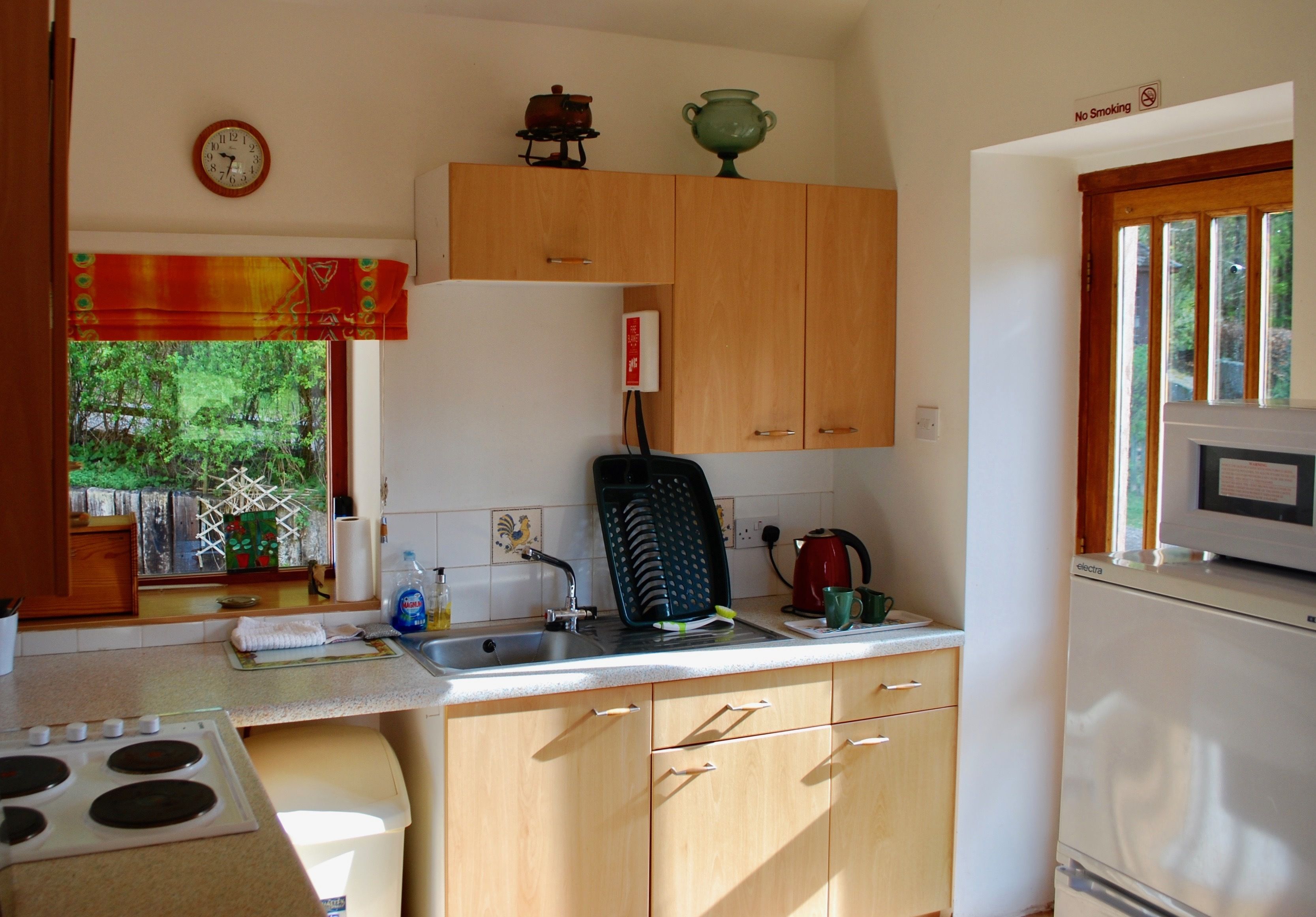 ثلاجة/مجمد بحجم كبير، فرن، موقد طهي مسطح، غسالة أطباق