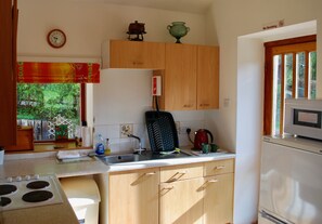 Full-size fridge, oven, stovetop, dishwasher - Green Hope (Duns)