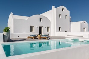 Piscine extérieure, chaises longues
