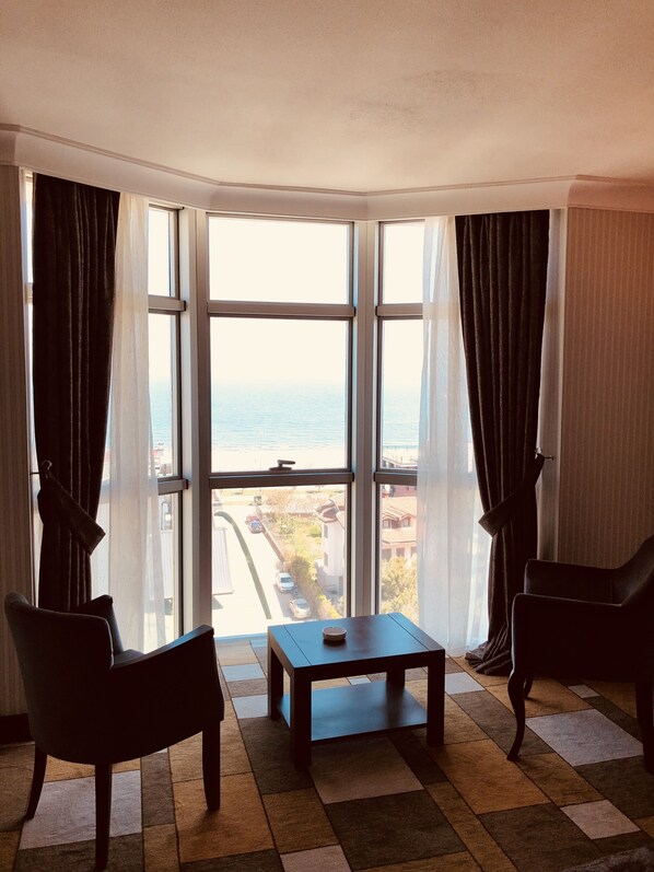 Minibar, caja de seguridad en la habitación y escritorio 