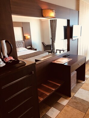 Minibar, caja de seguridad en la habitación y escritorio