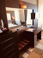 Minibar, caja de seguridad en la habitación y escritorio 