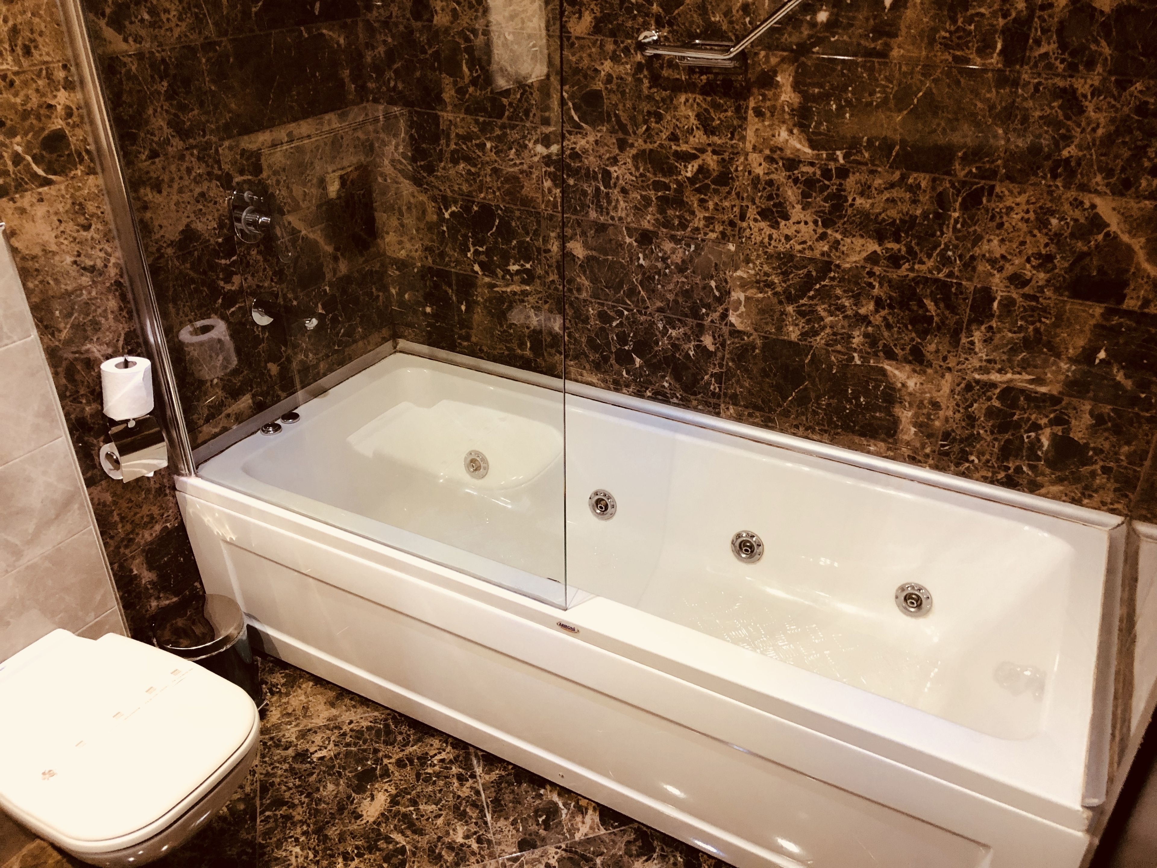 junior suite | bathroom | free toiletries, hair dryer, towels