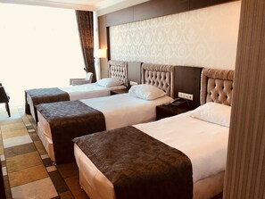 Minibar, caja de seguridad en la habitación y escritorio 