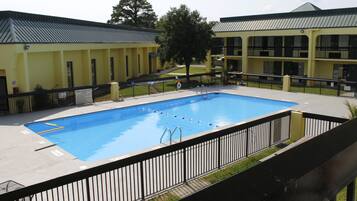 시즌별로 운영되는 야외 수영장, 10:00 ~ 20:00 오픈, 수영장 파라솔, 일광욕 의자