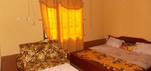 Chalet, 1 King Bed | Desk, free WiFi, bed sheets - Amen Garden Hotel (Lagos)