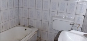 Habitación doble superior, 1 cama Queen size, con acceso para personas discapacitadas | Baño | Regadera y toallas