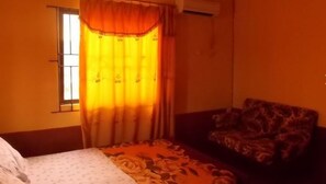 Escritorio, wifi gratis y ropa de cama