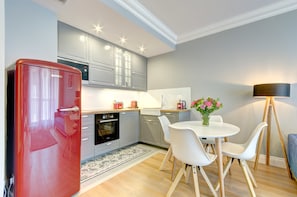 Departamento, 1 habitación, balcón | Cocina privada | Refrigerador con congelador, microondas, horno y parrilla de estufa 