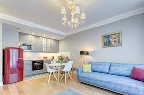 Departamento, 1 habitación, balcón | Área de sala de estar | Televisión de pantalla plana 