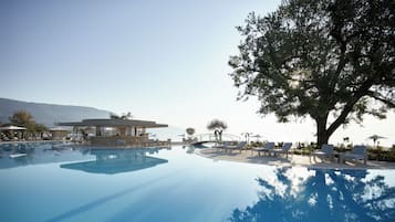 Innenpool, 5 Außenpools, Sonnenschirme, Liegestühle