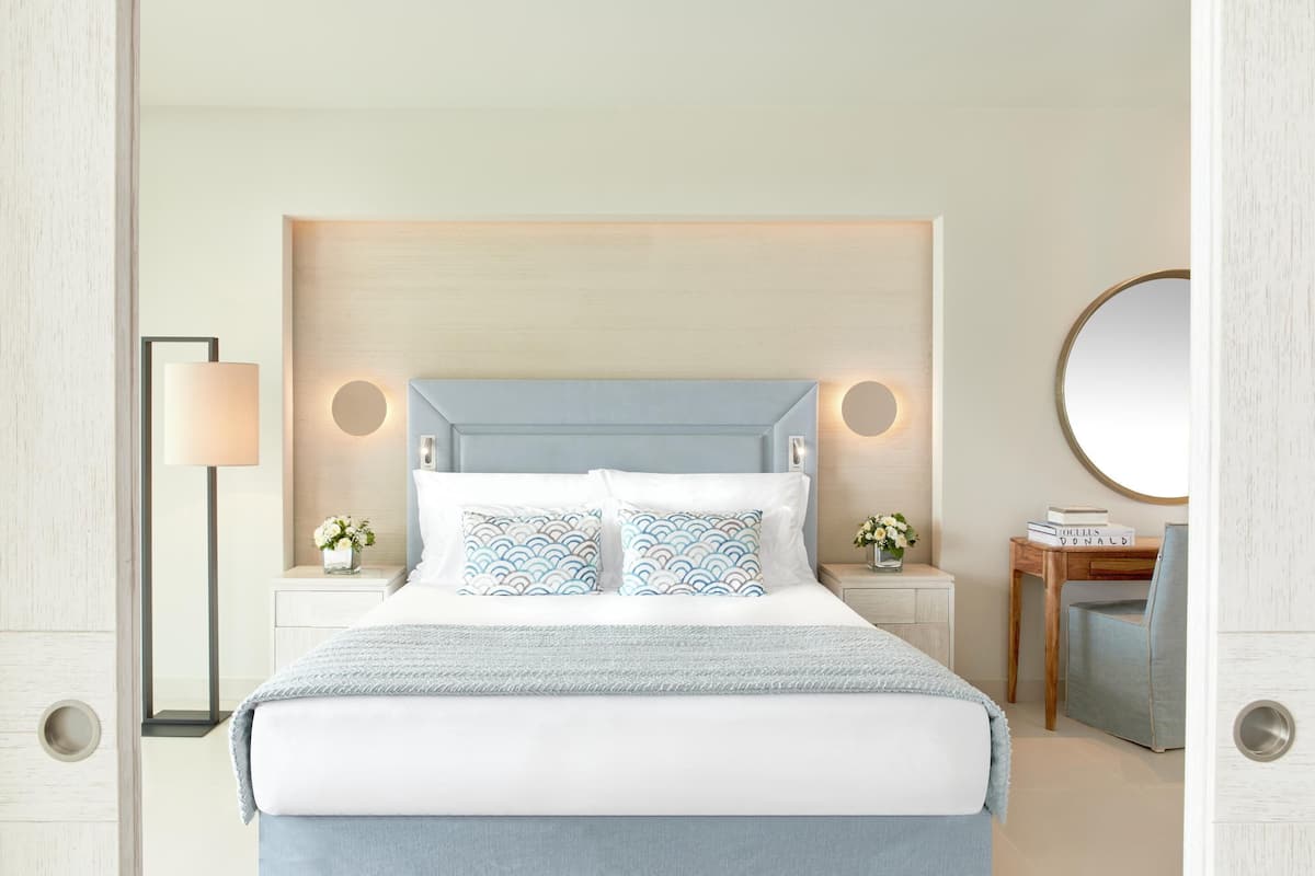 Free minibar, in-room safe, desk, soundproofing
