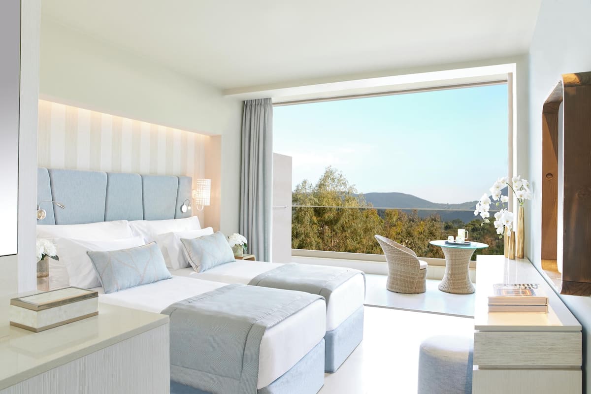 Family Room | Free minibar, in-room safe, desk, soundproofing