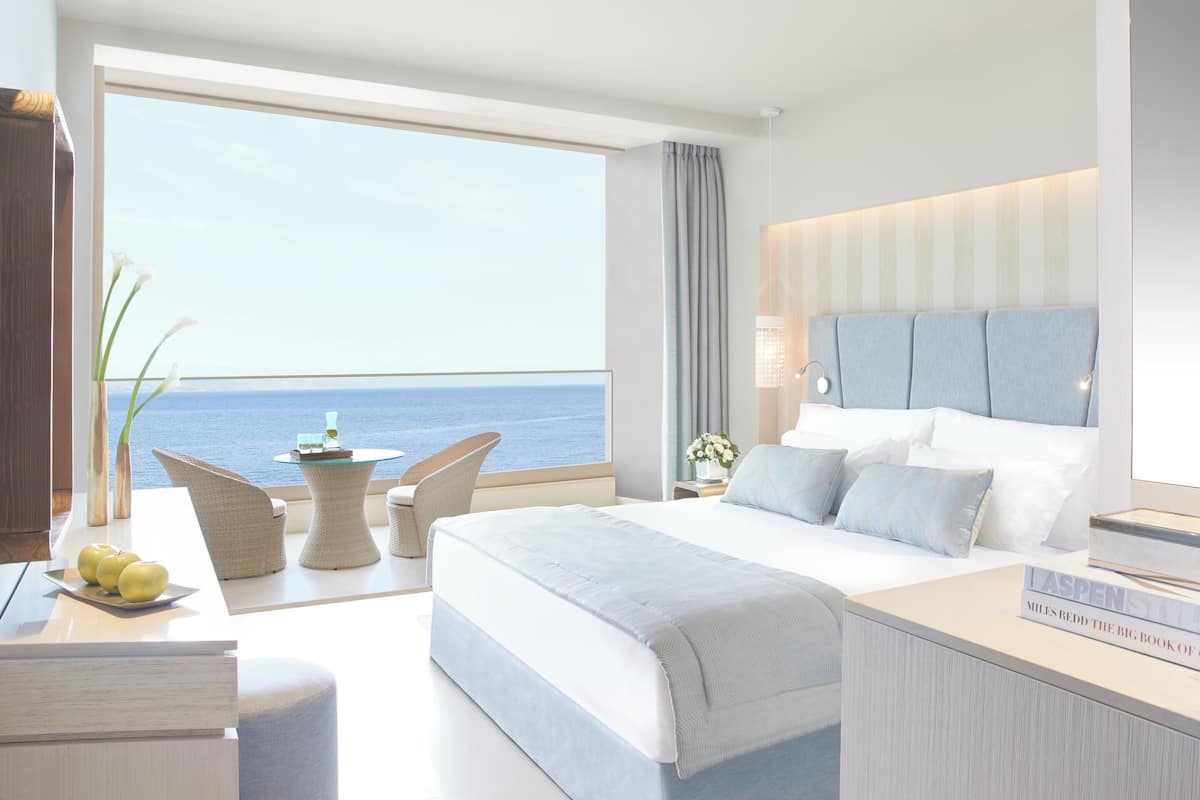 Free minibar, in-room safe, desk, soundproofing