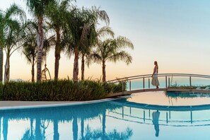 Een binnenzwembad, 5 buitenzwembaden, parasols voor strand/zwembad