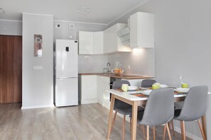 Full-size fridge, oven, stovetop, dishwasher