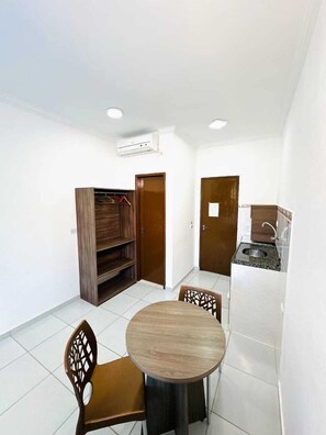 Quarto Standard com Cama de Casal ou 2 Camas de Solteiro com Varanda | Minibar, individuelt design, strygejern/strygebræt, gratis Wi-Fi