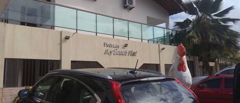 Un edificio con un letrero que dice "Pousada Sky Beach Flat".