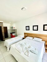 Quarto Triplo Standard | Minibar, tabla de planchar con plancha, wifi gratis