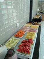 Café da manhã com buffet grátis todos os dias