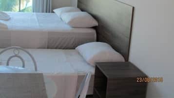 Quarto Triplo Standard | Minibar, individually decorated, iron/ironing board, free WiFi