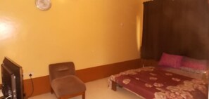 Habitación, 1 cama King size | Área de sala de estar | Televisión