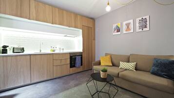 Apartment, 1 Bedroom, Ground Floor | Private kitchen | Full-sized fridge, microwave, oven, stovetop