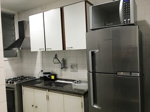 Geladeira, micro-ondas (mediante solicitação), cafeteira/chaleira