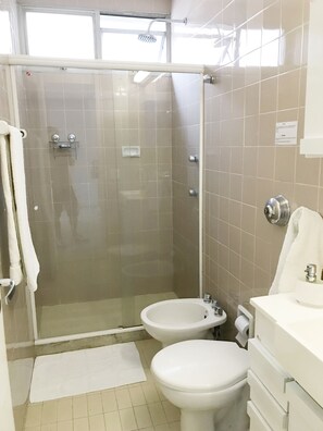 Shower, perlengkapan mandi gratis,  dan handuk